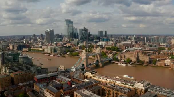 Vista aérea del puente de la torre de la ciudad de Londres y el rascacielos de fragmentos — Vídeo de stock