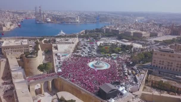 Vista aérea de la ciudad de Valletta celebrando la fiesta del trabajo en Valetta Malta — Vídeo de stock