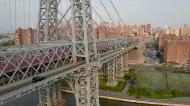 Luchtfoto van de williamsburg brug over de oostelijke rivier in New York stad — Stockvideo