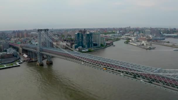 Flygfoto över williamsburgbron över östra floden i New York — Stockvideo