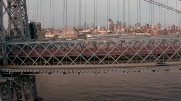 Widok z lotu ptaka z mostu Williamsburg przez wschodnią rzekę w Nowym Jorku — Wideo stockowe