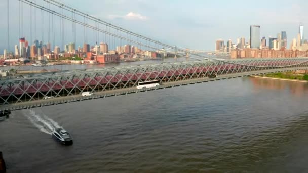 Вид с воздуха на Уильямсбургский мост через реку Ист-Ривер в Нью-Йорке — стоковое видео
