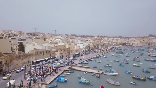 Luftaufnahme des mediterranen traditionellen bunten Boote luzzu Fischerdorf — Stockvideo