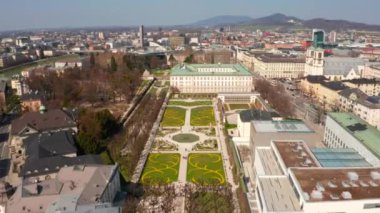 Tarihi Hohensalzburg kalesine sahip ünlü Mirabell Bahçeleri