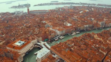 Ünlü Venedik Kanalı Büyük Rialto Köprüsü