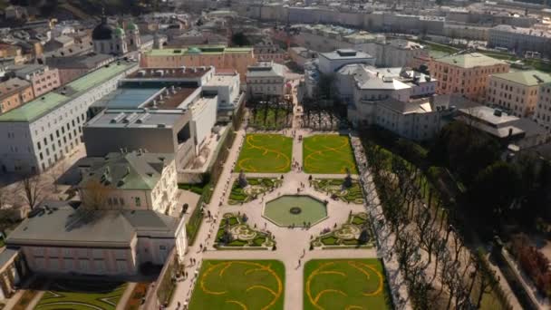 Famosos jardins mirabell com fortaleza histórica de hohensalzburg — Vídeo de Stock