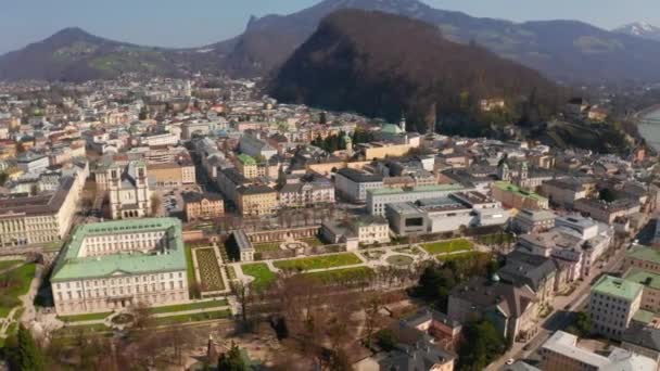 Berühmte mirabellgärten mit historischer hohensalzburg — Stockvideo