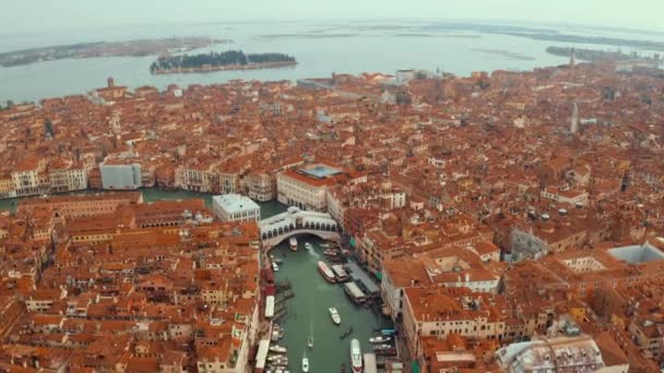 Знаменитий венеціанський канал величний міст Ріальто — стокове відео