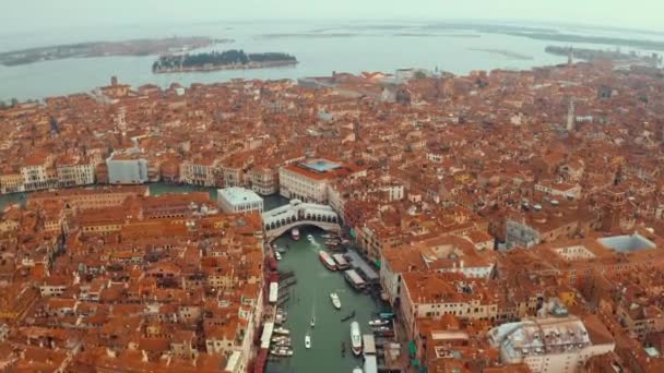 Słynny kanał Wenecki Grande Rialto most — Wideo stockowe
