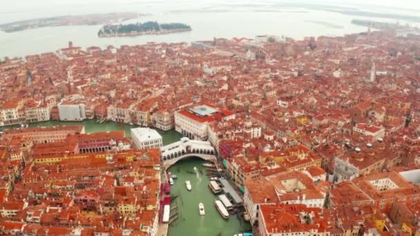 Famosa ponte grande rialto canal de Veneza — Vídeo de Stock