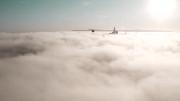 Sobrevoando as nuvens em San Francisco com arranha-céus — Vídeo de Stock