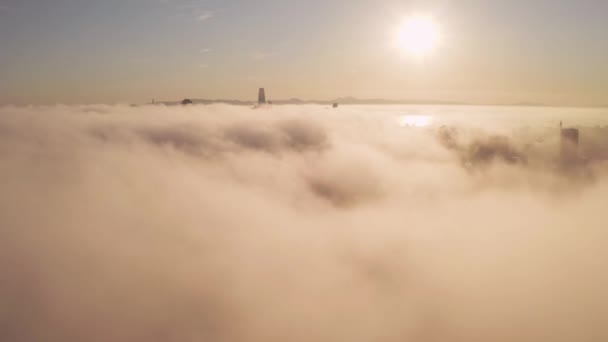 Flyger över molnen i San Francisco med skyskrapor — Stockvideo