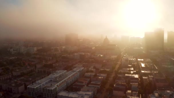 Flug über die Wolken in San Francisco mit Wolkenkratzern — Stockvideo