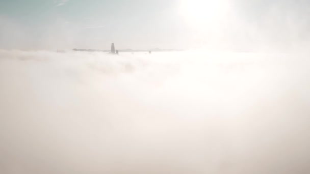 Sobrevolando las nubes en San Francisco con rascacielos — Vídeo de stock