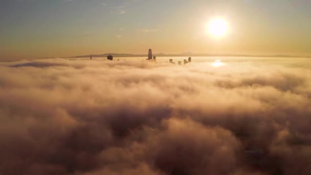 Sobrevolando las nubes en San Francisco con rascacielos — Vídeos de Stock