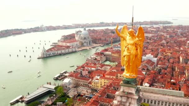 Estátua de ouro do anjo no topo da torre do relógio em st marcas quadrado — Vídeo de Stock