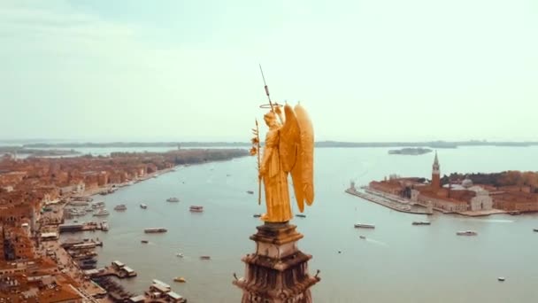 Złoty posąg anioła na szczycie wieży zegarowej w st znaków kwadratowych — Wideo stockowe
