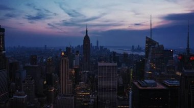 New York şehrinin gökdelenleri gün batımında gökdelenlerle birlikte zaman aşımına uğradı
