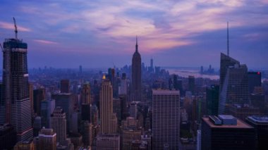 New York şehrinin gökdelenleri gün batımında gökdelenlerle birlikte zaman aşımına uğradı