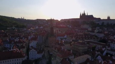 Prag şehrinin günbatımında yukarıdan panoramik görüntüsü 