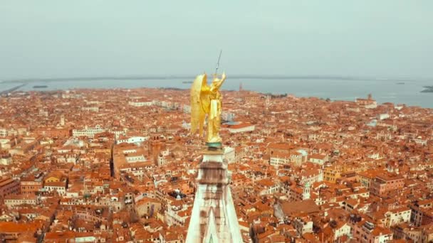 Estátua de ouro do anjo no topo da torre do relógio em st marcas quadrado — Vídeo de Stock