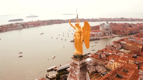 Goldene Statue des Engels auf der Spitze des Uhrturms auf dem Markierungsplatz — Stockvideo