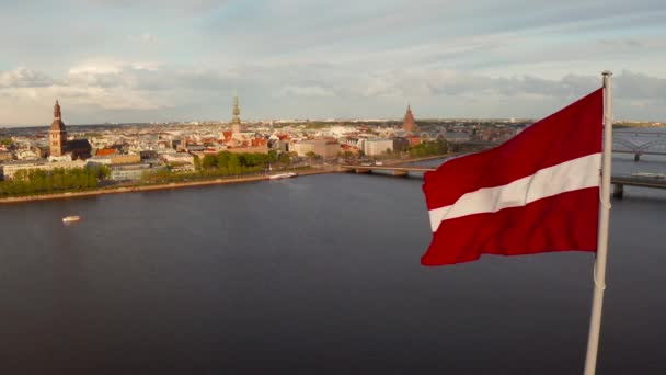 Latvian vlag zwaaien in de wind met een riga stad — Stockvideo