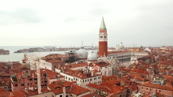 Venedik 'teki St. Marks Meydanı üzerinde sabah manzarası — Stok video