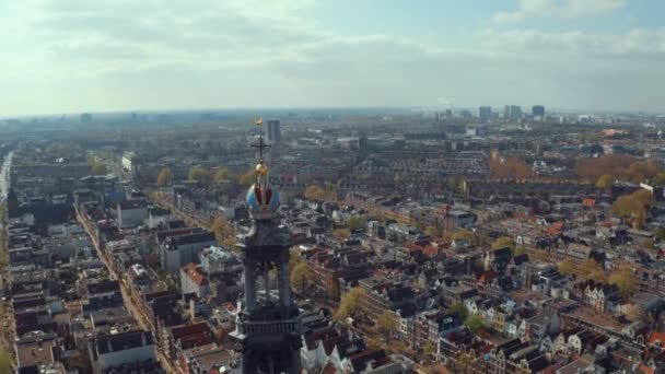 Smalle grachten en architectuur in Amsterdam — Stockvideo