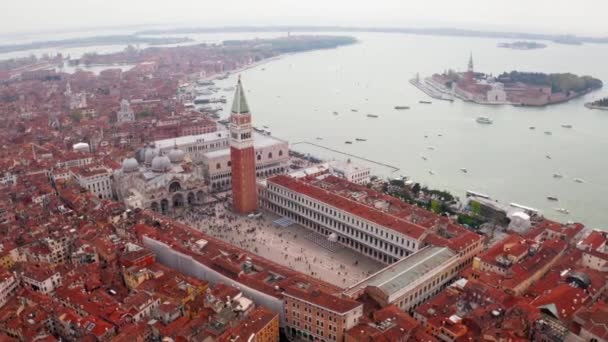 Ранковий вигляд на площу зі стовпчиками у Венеції — стокове відео