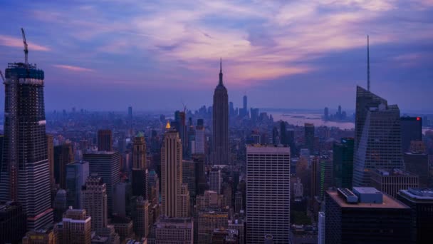 ニューヨークのスカイラインの時間は日没時に高層ビルが立ち並び — ストック動画