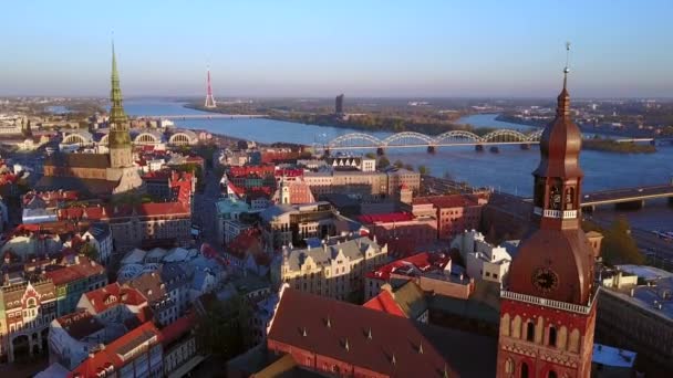 Panoramablick auf die Prager Stadt von oben bei Sonnenuntergang — Stockvideo