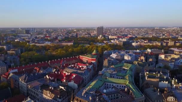 Prag şehrinin günbatımında yukarıdan panoramik görüntüsü — Stok video