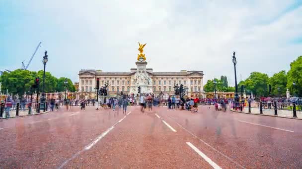 Reina victoria estatua y buckingham palacio — Vídeo de stock