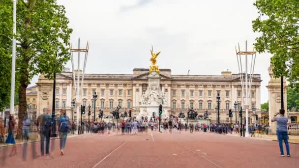 Статуя королевы Виктории и Букингемский дворец — стоковое видео