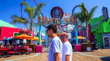 Santa Monica California 'daki Pasifik Lunaparkı' ndaki insanların zamanaşımı görüntüsü