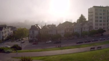 San Francisco Alamo Meydanı 'ndaki dünyaca ünlü boyalı bayanların manzarası.