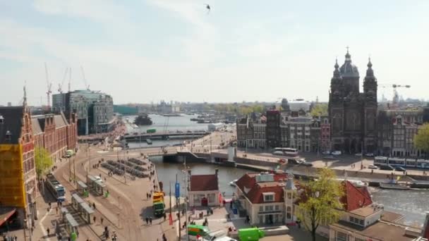Malowniczy widok na główny dworzec kolejowy w Amsterdamie — Wideo stockowe