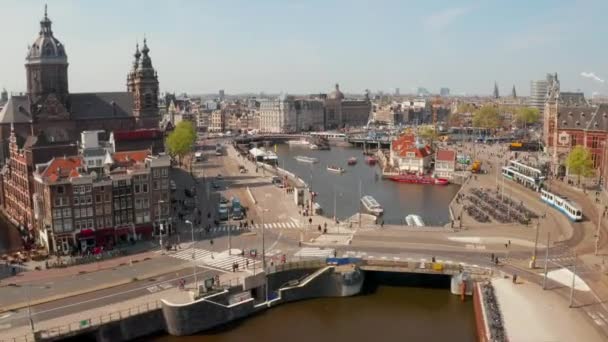 Panoramisch uitzicht op het centraal station van Amsterdam — Stockvideo