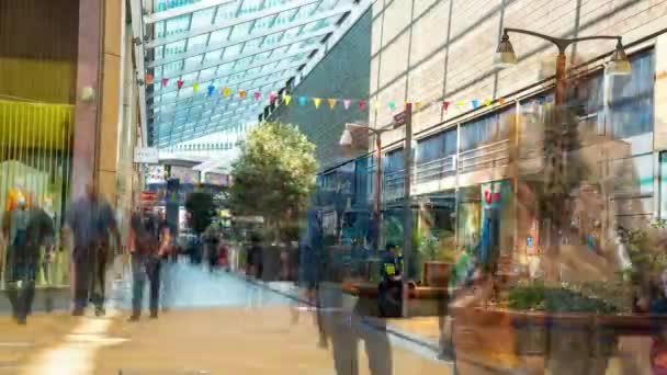 Time lapse vista dos compradores cabeça para a estação de stratford em Londres — Vídeo de Stock