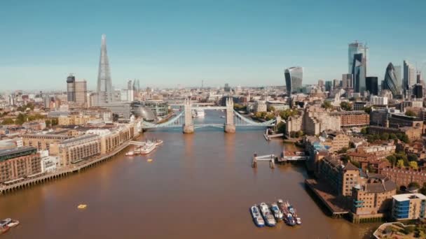Tower Bridge in London die britische Zugbrücke öffnet eines der klassischen englischen Symbole — Stockvideo