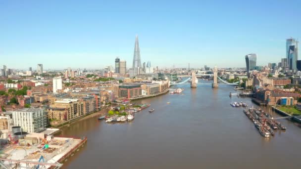 Tower Bridge in London die britische Zugbrücke öffnet eines der klassischen englischen Symbole — Stockvideo