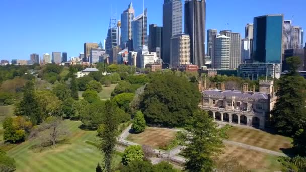 Utsikt över sydney hamnen med några färjor passerar sydney operahus i sydney australia — Stockvideo