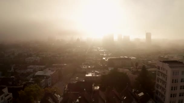 Uitzicht op de wereldberoemde geschilderde dames gelegen in alamo plein San Francisco — Stockvideo