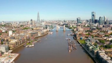 Tower Bridge yakınlarındaki havadan Londra manzarası ve parça parça gökdelen.