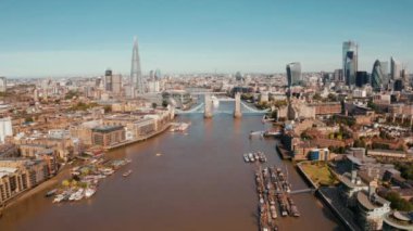 Tower Bridge yakınlarındaki havadan Londra manzarası ve parça parça gökdelen.