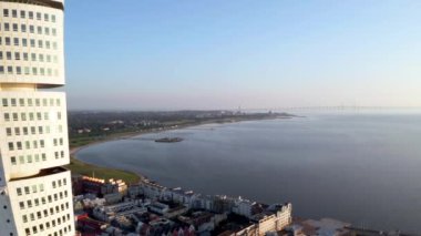 Batı limanındaki sahil şeridinin yakınındaki hava aracı görüntüsü ve gövde gökdelenine dönüyor.