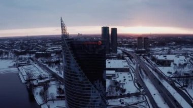 Z kulelerinin yakınındaki Riga üzerinde kışın günbatımı manzarası