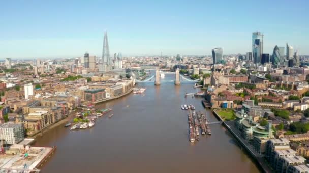 Antenn London utsikt nära Tower Bridge och skärvan skyskrapa — Stockvideo
