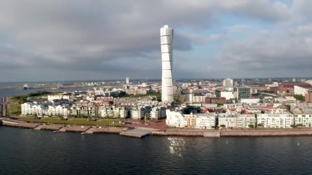 西港の海岸線近くからの航空マルモの眺めと胴体超高層ビルの回転 — ストック動画